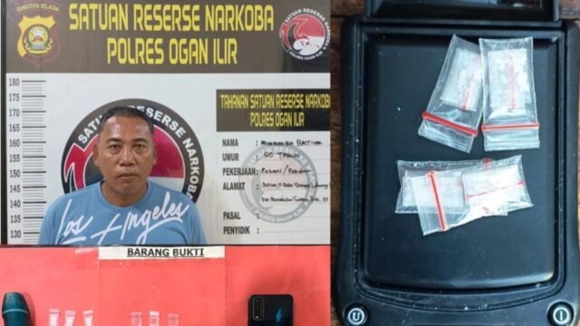 Petugas Satresnarkoba Polres Ogan Ilir menunjukkan barang bukti sabu dari penangkapan pengedar sabu residivis AR di Pemulutan Selatan.