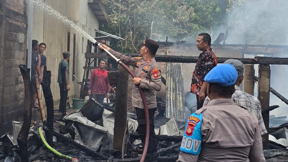 Personel Polres OKI membantu pemadaman kebakaran empat rumah di Jejawi