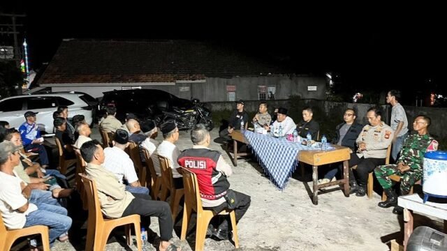 Kapolres OKU Selatan AKBP I Made Redi Hartana bersama warga saat Program SAROMA perkuat Siskamling di Muaradua.