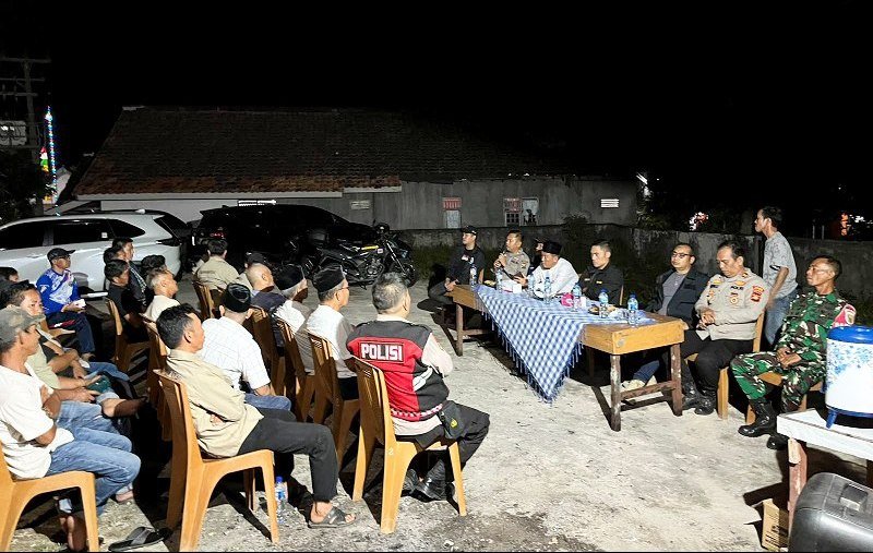 Kapolres OKU Selatan AKBP I Made Redi Hartana bersama warga saat Program SAROMA perkuat Siskamling di Muaradua.