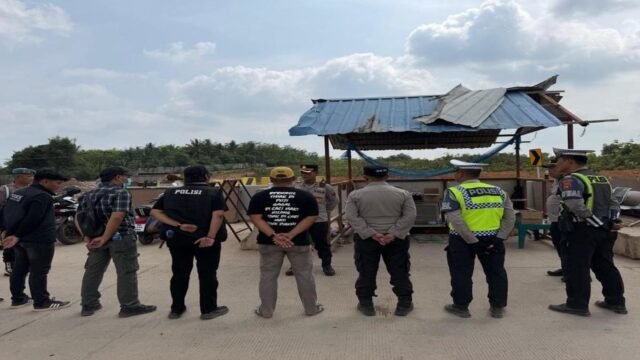 Personel Polres Banyuasin melakukan pengaturan lalu lintas di Simpang Pintu Tol Pulau Rimau