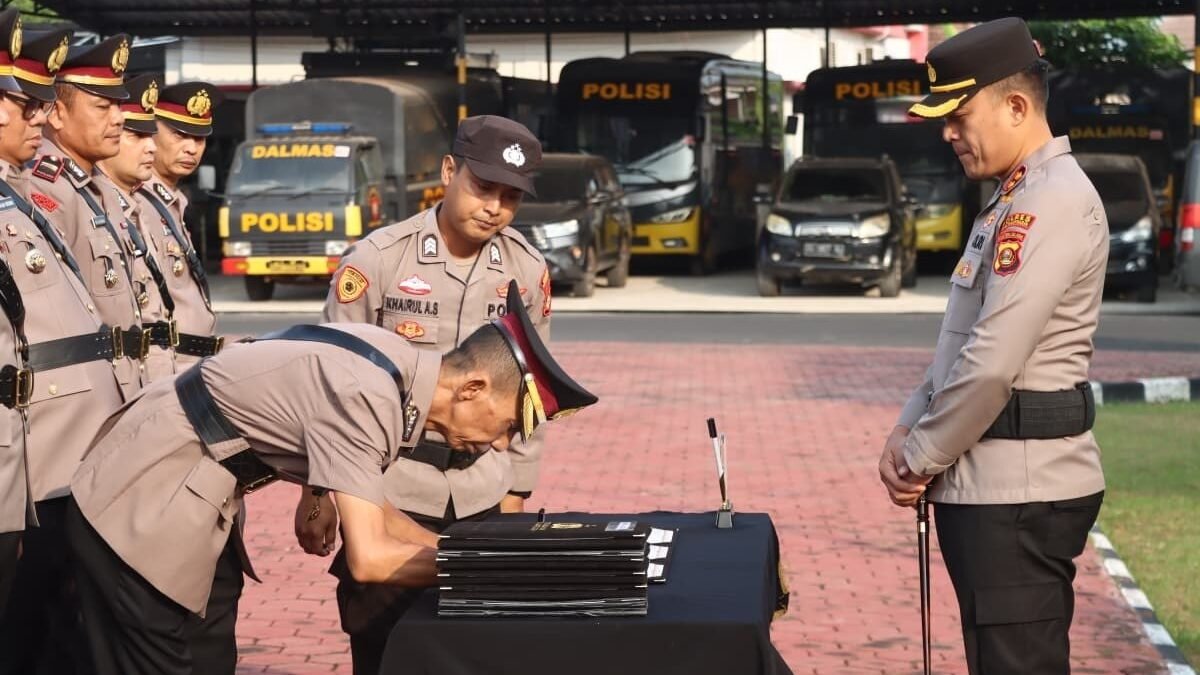 Kapolres Muba AKBP Ruri Prastowo memimpin upacara sertijab PJU dan Kapolsek di Polres Muba.