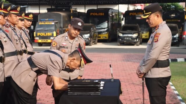 Kapolres Muba AKBP Ruri Prastowo memimpin upacara sertijab PJU dan Kapolsek di Polres Muba.