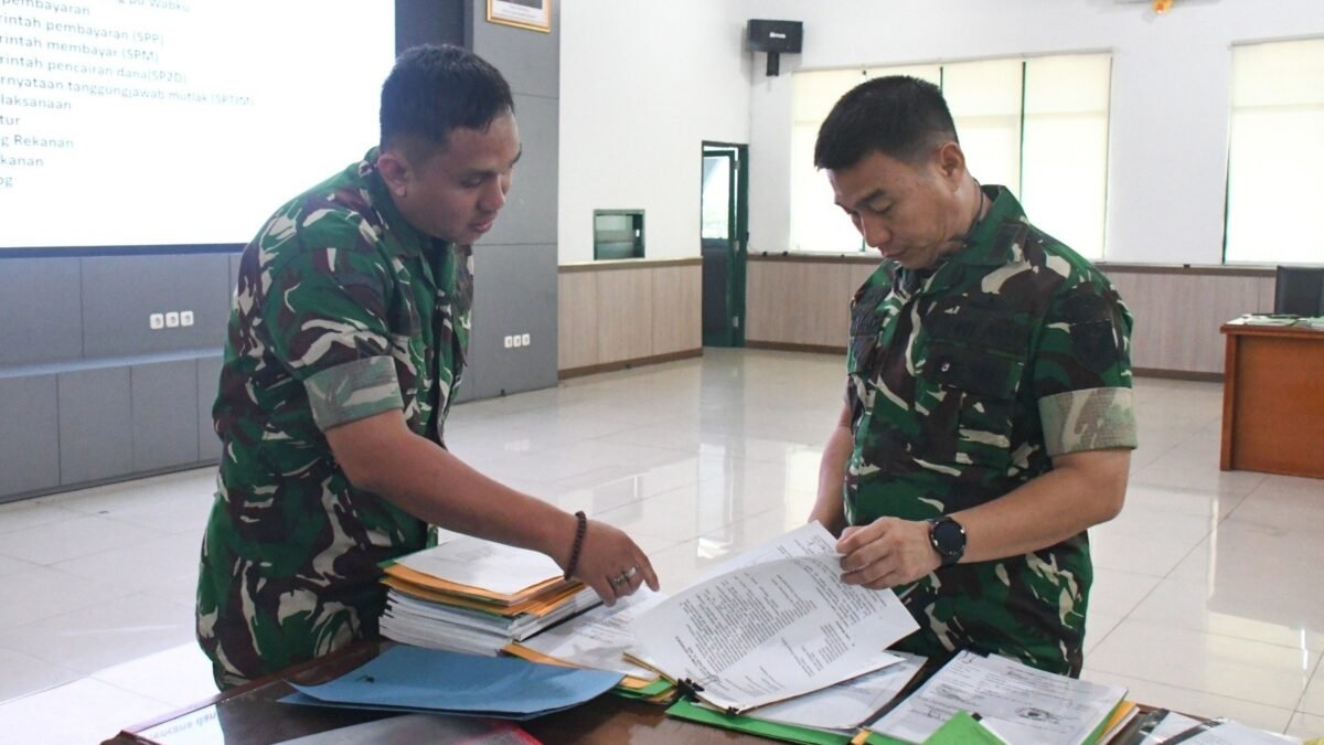 Prajurit Korem 044/Gapo sedang mempersiapkan dokumen untuk audit Itjen TNI di Aula Makorem Palembang.