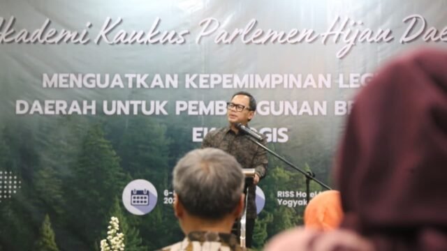 Wamendagri Bima Arya Sugiarto berbicara tentang pentingnya pembangunan berkeadilan ekologis di hadapan legislator daerah.