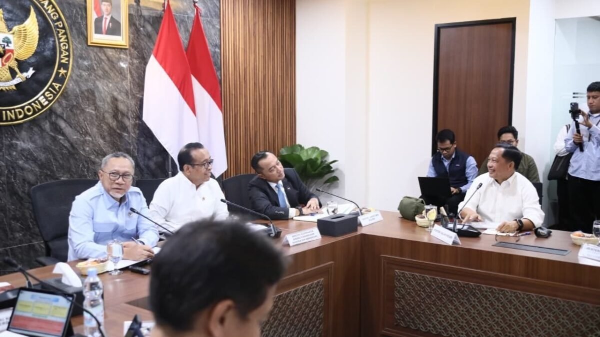 Menko Pangan Zulkifli Hasan memimpin Rakortas Program Makan Bergizi Gratis di Jakarta