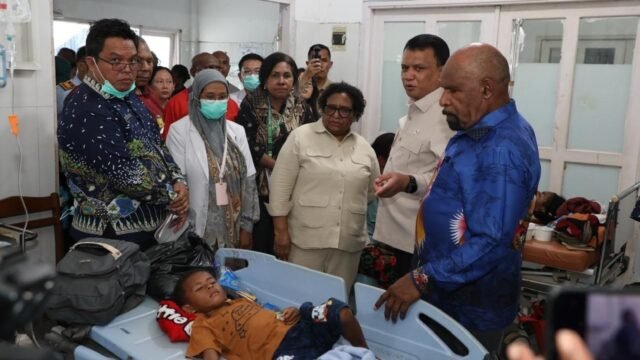 Wamendagri Ribka Haluk berdialog dengan tenaga kesehatan saat meninjau korban dugaan keracunan MBG di Jayapura.