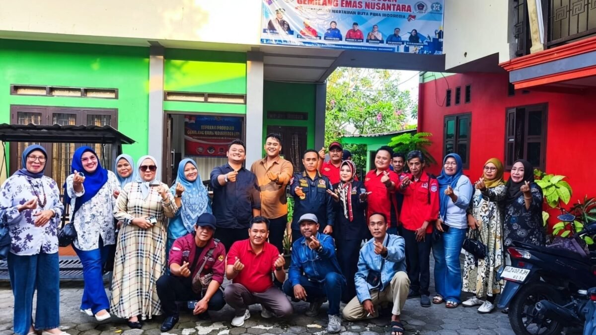 Ketua Umum DPP PWDPI M. Nurullah RS memimpin rapat pembentukan panitia HUT ke-4 PWDPI di Bandar Lampung.