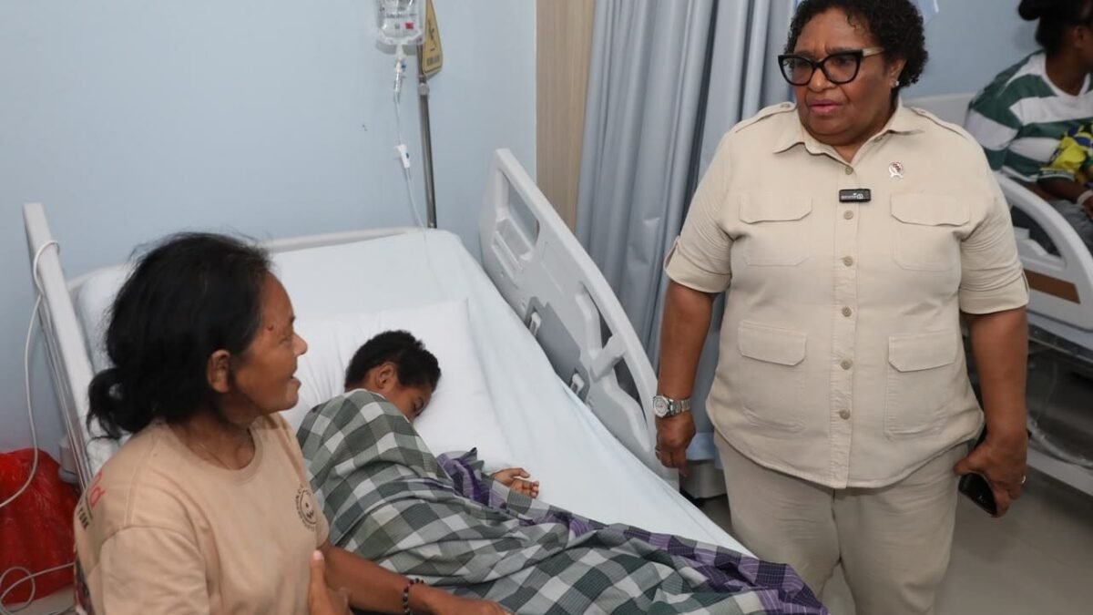 Wamendagri Ribka Haluk meninjau penanganan korban keracunan MBG di RSUP Jayapura