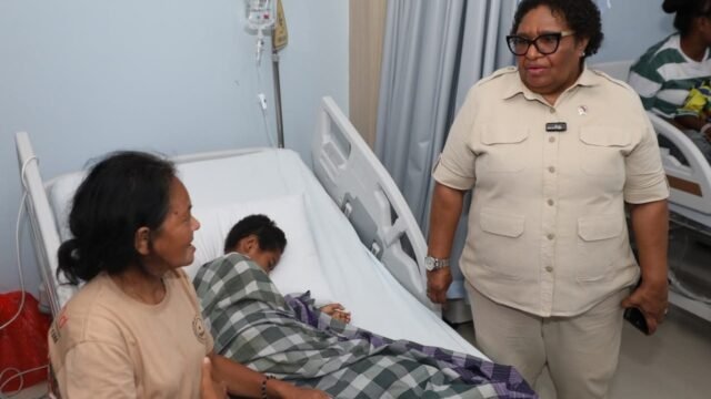 Wamendagri Ribka Haluk meninjau penanganan korban keracunan MBG di RSUP Jayapura