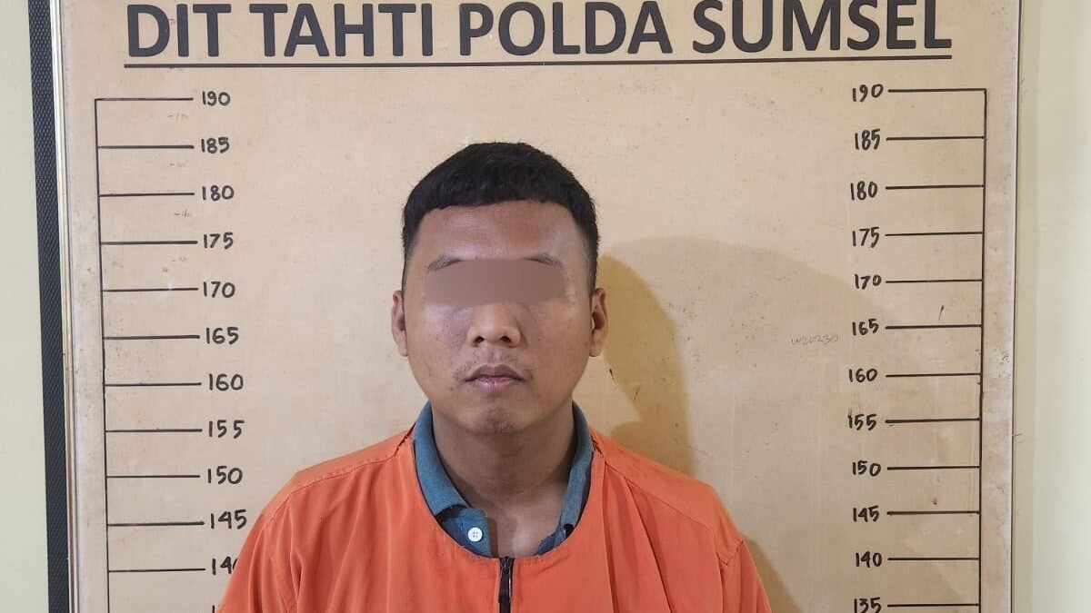 Petugas Polda Sumsel mengamankan pelaku kekerasan seksual anak di OKU Timur