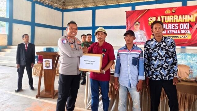 Kapolres OKI AKBP Eko Rubiyanto bersama warga dan perangkat desa dalam sosialisasi pencegahan Karhutla di Ogan Komering Ilir.