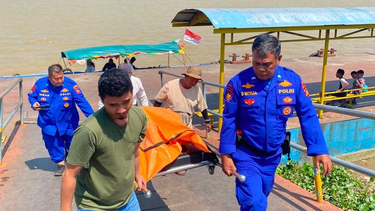 Petugas Ditpolairud Polda Sumsel mengevakuasi jenazah korban kecelakaan di Sungai Baung, OKI.