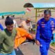 Petugas Ditpolairud Polda Sumsel mengevakuasi jenazah korban kecelakaan di Sungai Baung, OKI.
