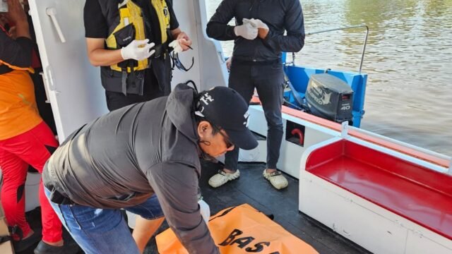 Tim gabungan mengevakuasi dua korban jatuh dari tongkang di Sungai Baung yang ditemukan meninggal dunia