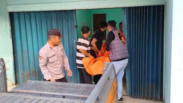 Polisi memeriksa lokasi penemuan pria 64 tahun meninggal di rumah kontrakan Prabumulih