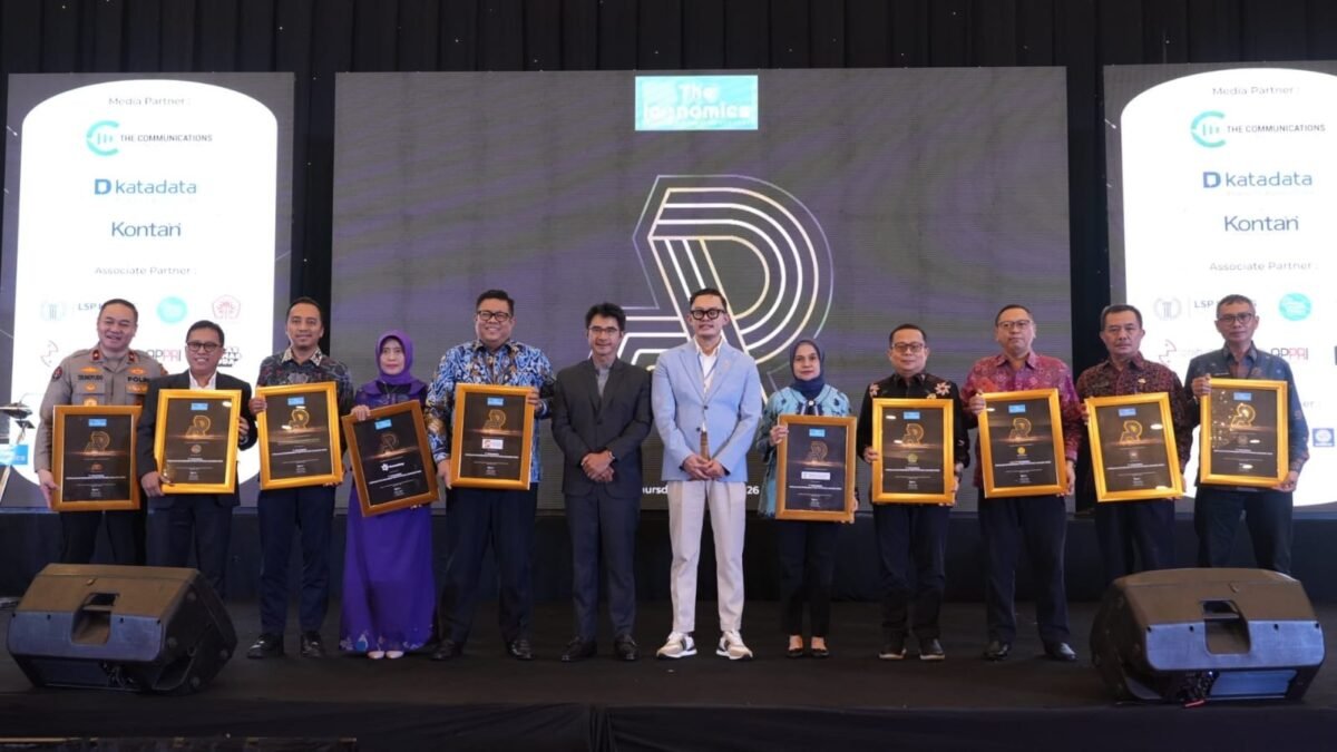 Sekjen Kemenag Kamaruddin Amin menerima Popular Government Institutions Award 2026 dari The Iconomics
