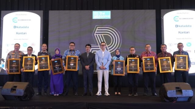 Sekjen Kemenag Kamaruddin Amin menerima Popular Government Institutions Award 2026 dari The Iconomics