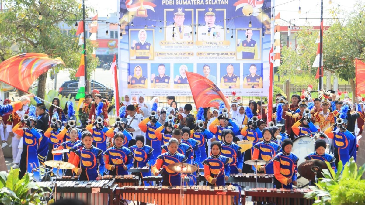 Tim drum band SMKN 6 Palembang berpose dengan piala Kejuaraan Drum Band Piala Kemerdekaan Gubernur Sumsel.
