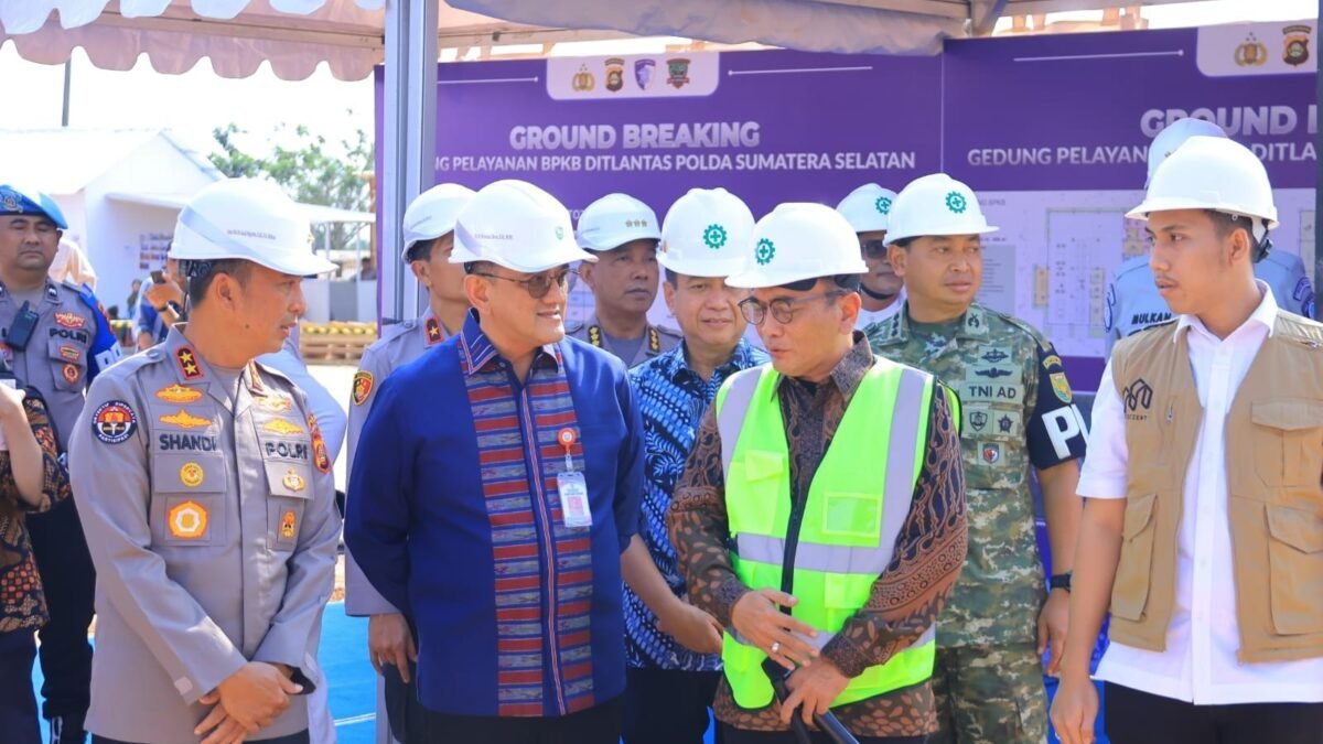 Sekda Sumsel Edward Candra dan Kapolda Sumsel Irjen Pol Shandy Nugraha saat groundbreaking Gedung Pelayanan BPKB Ditlantas Polda Sumsel.