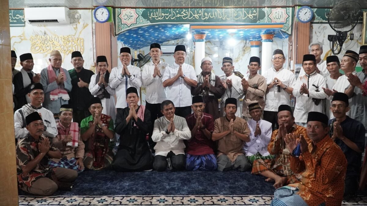 Wagub Sumsel Cik Ujang menyerahkan bantuan untuk Masjid Darussalam Desa Kepur