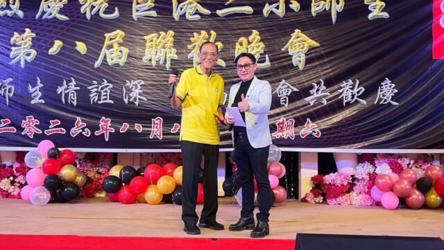 Koko Dody Chen, MC senior Palembang, sedang membawakan acara dengan profesionalisme dan karisma.