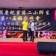 Koko Dody Chen, MC senior Palembang, sedang membawakan acara dengan profesionalisme dan karisma.