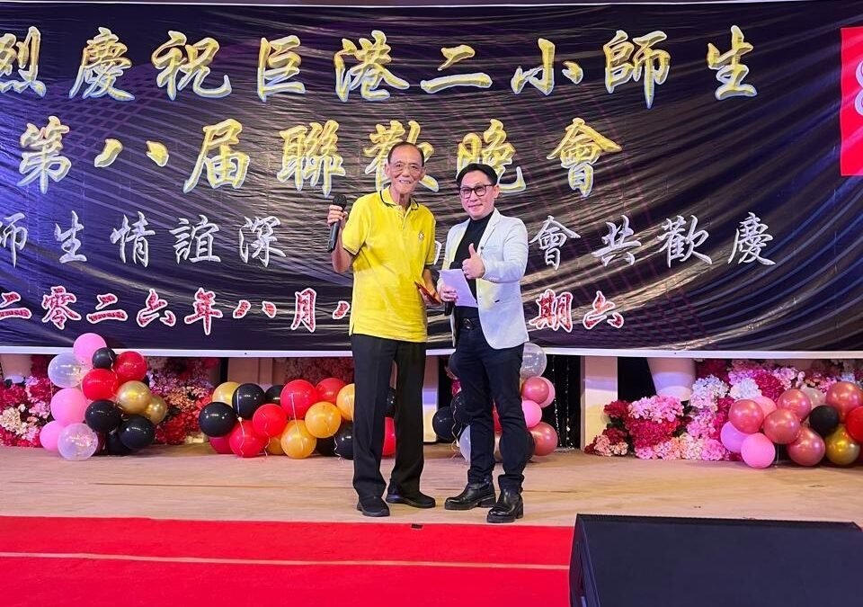 Koko Dody Chen, MC senior Palembang, sedang membawakan acara dengan profesionalisme dan karisma.