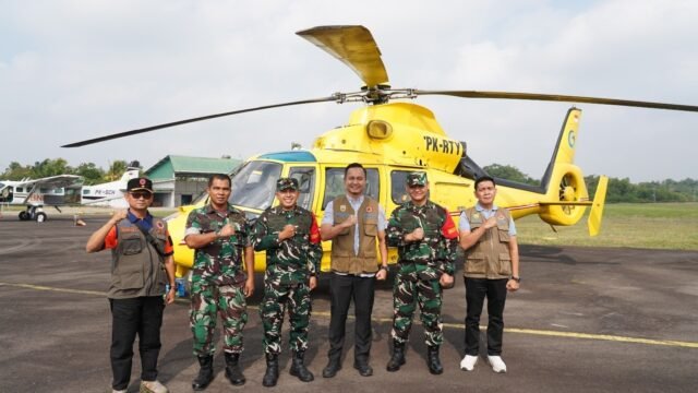 Danrem 044/Gapo Brigjen TNI Khabib Mahfud dalam patroli udara Karhutla Sumsel menggunakan helikopter BNPB