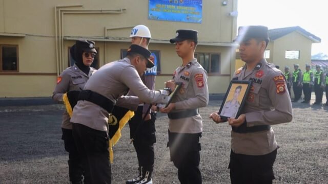 Upacara PTDH dua personel Polres Empat Lawang karena kasus narkoba dan desersi.