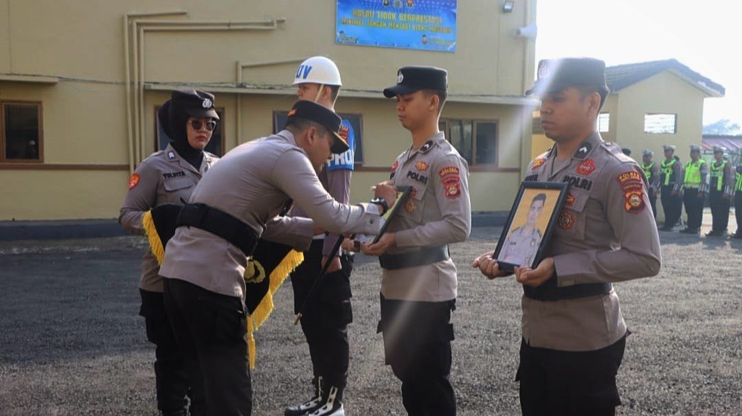 Upacara PTDH dua personel Polres Empat Lawang karena kasus narkoba dan desersi.