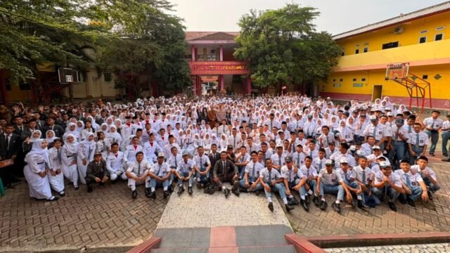 Kapolres Prabumulih AKBP Gunarto memimpin program Police Go To School membekali pelajar tentang kenakalan remaja dan kejahatan siber.