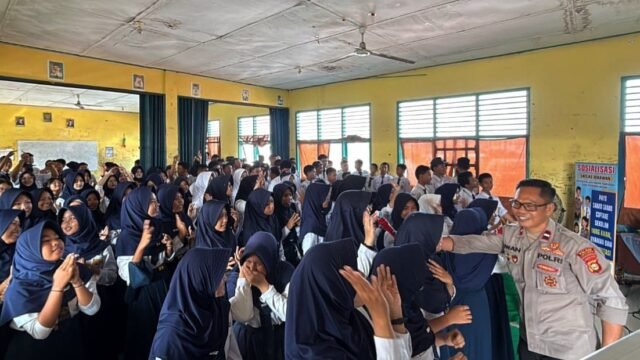 Anggota Satgas BEKAWAN Polres Lubuk Linggau memberikan penyuluhan tentang pencegahan kenakalan remaja kepada pelajar SMP