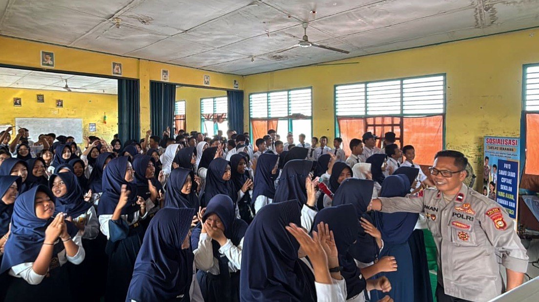 Anggota Satgas BEKAWAN Polres Lubuk Linggau memberikan penyuluhan tentang pencegahan kenakalan remaja kepada pelajar SMP
