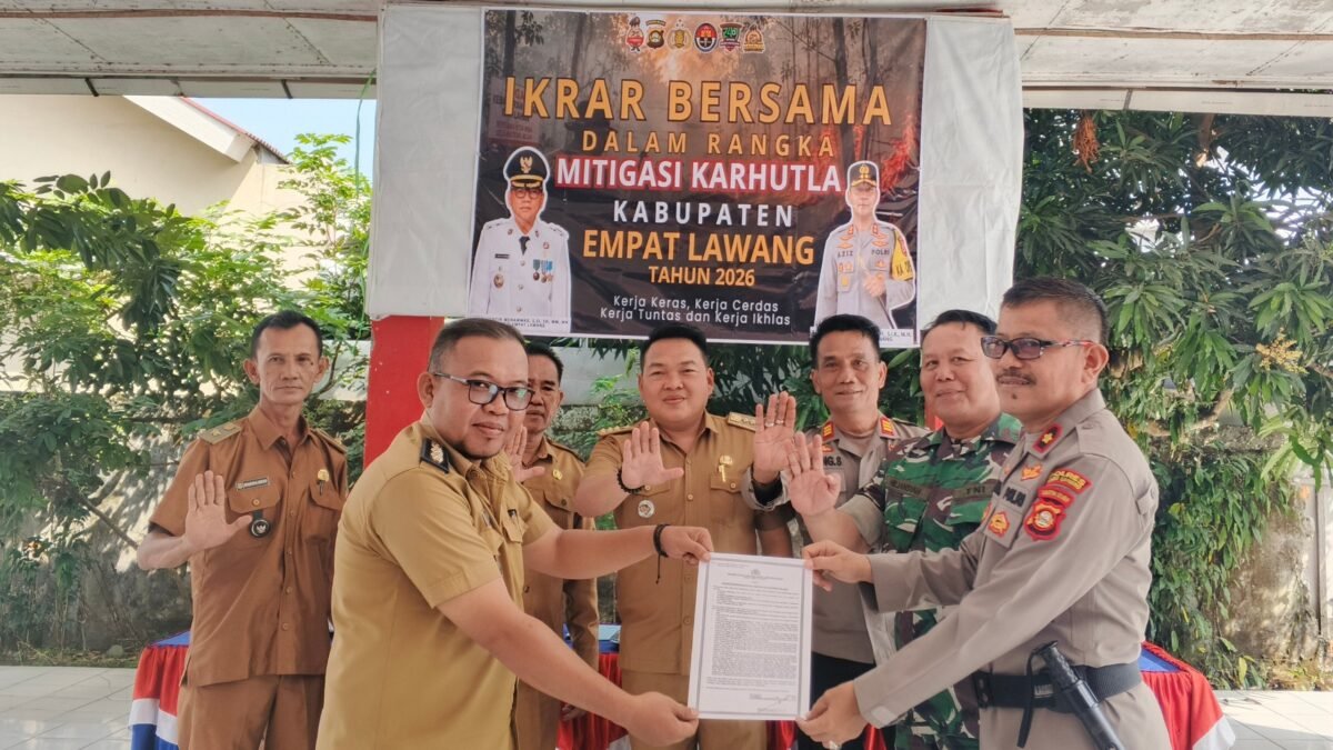 Kapolres Empat Lawang AKBP Abdul Aziz Septiadi memimpin ikrar bersama pencegahan Karhutla di Empat Lawang.