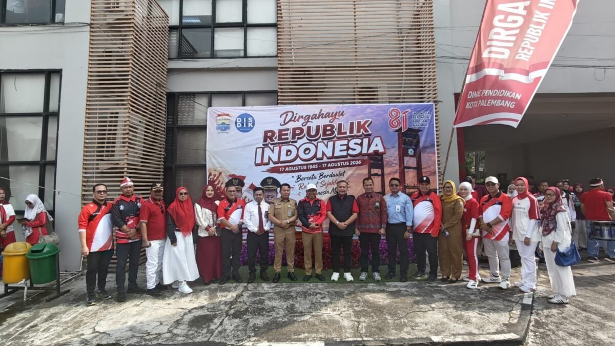 Suasana perlombaan dalam rangka HUT RI ke-81 yang digelar Dinas Pendidikan Palembang untuk memperkuat soliditas insan pendidikan.