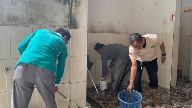 Ribuan umat Islam di Sumatera Selatan serentak menggelar Gerakan Bersih-Bersih Masjid (Geber Mas) di 538 titik.