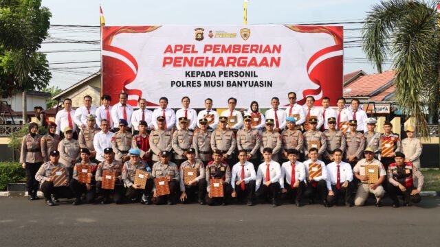 Kapolres Muba AKBP Ruri Prastowo menyerahkan penghargaan kepada personel berprestasi Polres Musi Banyuasin.