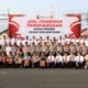 Kapolres Muba AKBP Ruri Prastowo menyerahkan penghargaan kepada personel berprestasi Polres Musi Banyuasin.