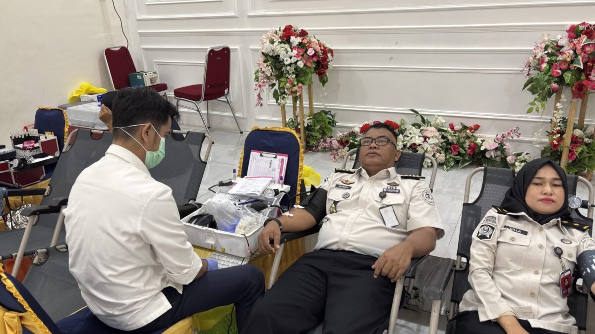 Pegawai Rutan Palembang antusias mengikuti donor darah dan pemeriksaan kesehatan dalam rangka HUT ke-81 RI.