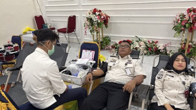 Pegawai Rutan Palembang antusias mengikuti donor darah dan pemeriksaan kesehatan dalam rangka HUT ke-81 RI.