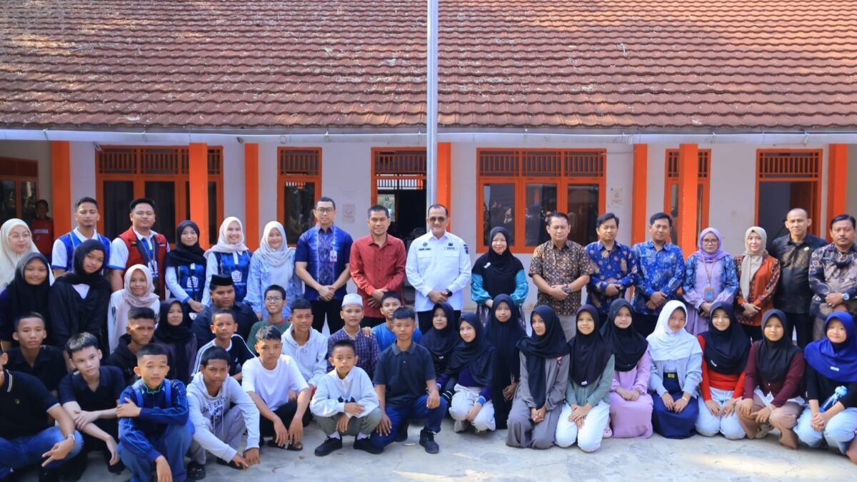 Sekda Sumsel Edward Candra melepas rombongan Sekolah Rakyat Permanen OKI dari SRT 31 Palembang.