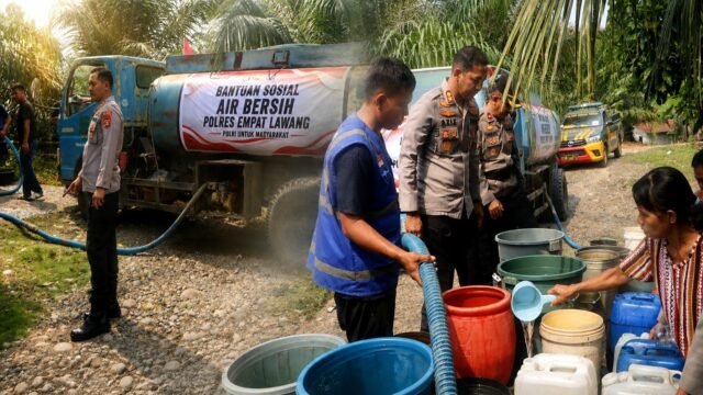 Kapolres Empat Lawang AKBP Abdul Aziz Septiadi menyerahkan bantuan air bersih kepada warga Tanjung Kupang