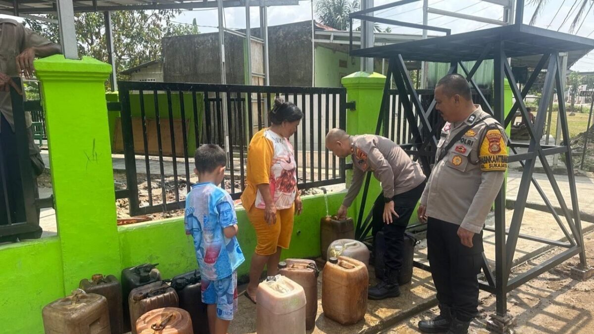 Warga Sukajaya Palembang antre mengambil air bersih dari sumur bor bantuan Polda Sumsel