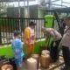 Warga Sukajaya Palembang antre mengambil air bersih dari sumur bor bantuan Polda Sumsel