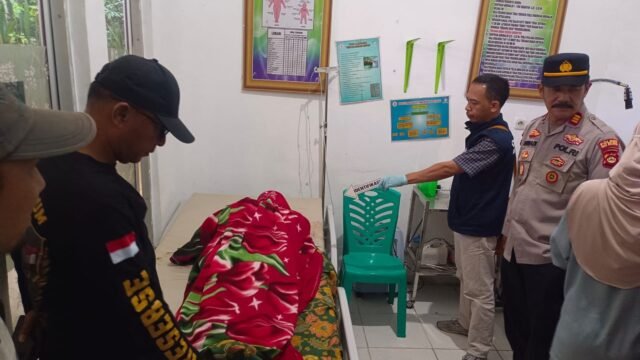Petugas kepolisian melakukan olah TKP kasus penusukan Plt KUA Pulau Beringin di OKU Selatan.