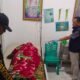Petugas kepolisian melakukan olah TKP kasus penusukan Plt KUA Pulau Beringin di OKU Selatan.