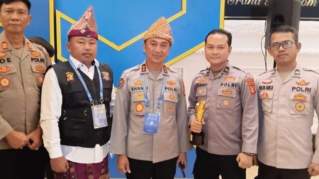 Kapolri Jenderal Listyo Sigit Prabowo menyerahkan penghargaan kepada perwakilan Polda Sumsel yang meraih tiga penghargaan nasional di Awarding Day 2026.