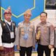 Kapolri Jenderal Listyo Sigit Prabowo menyerahkan penghargaan kepada perwakilan Polda Sumsel yang meraih tiga penghargaan nasional di Awarding Day 2026.