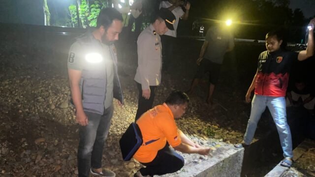 Petugas kepolisian Polres Prabumulih tangani lokasi kecelakaan petugas perlintasan rel di Cambai.
